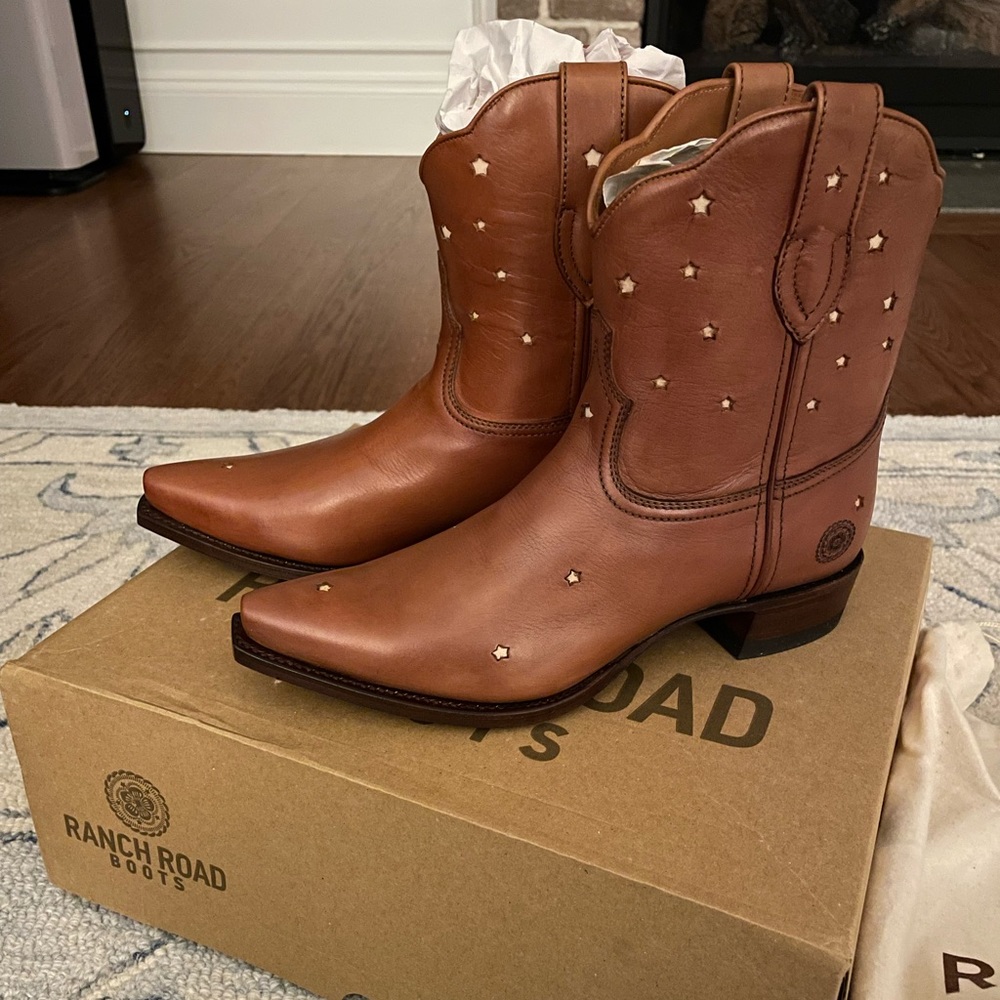 NWT Ranch Road presidio short cowboy boots, cognac